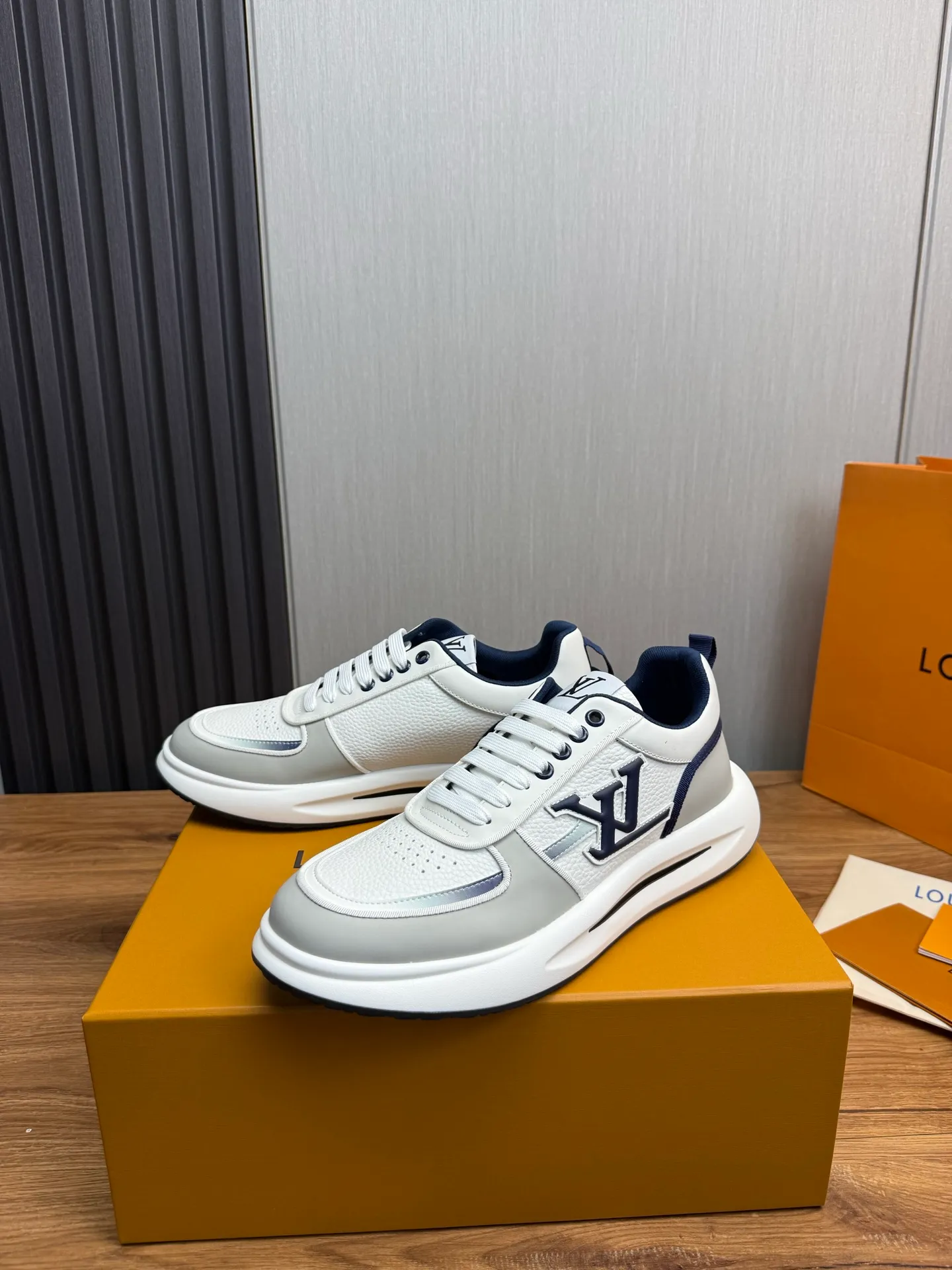 Men's shoes 💰820💰 Lv. Top purchasing agent 🇮🇹 Louis Vuitton, sports shoes counter synchronization, uppers imported from Italy, high-quality splicing and complex handicrafts, imported mesh pads are soft and comfortable, soles: original factory special soles, TPU exclusive movable molded soles super comfortable, original factory single goods, 🔍🔍high quality, you can enter and exit the counter at will, welcome to compare, code number 38-44 (Customized 38.45)